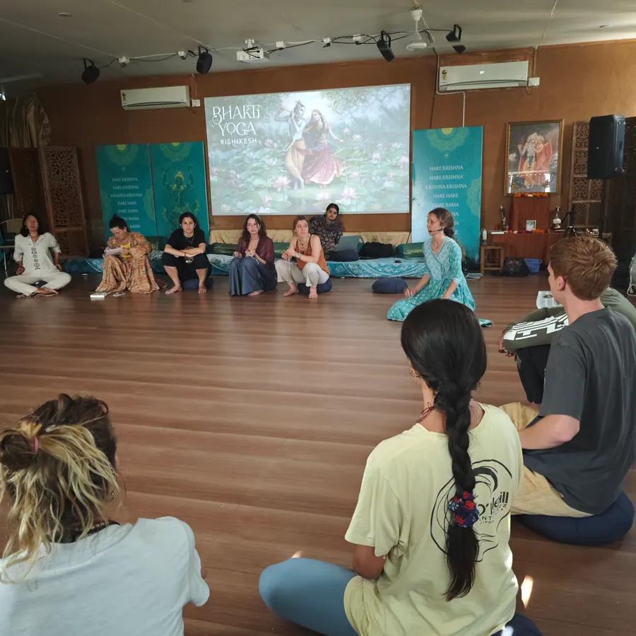 A wisdom class gathering in the main hall