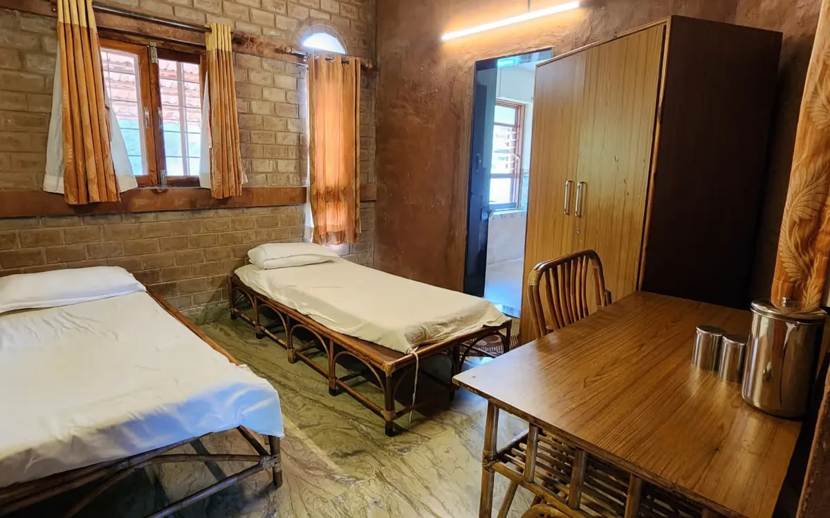 A simple twin room in Gokul Cottage at Govardhan Eco Village