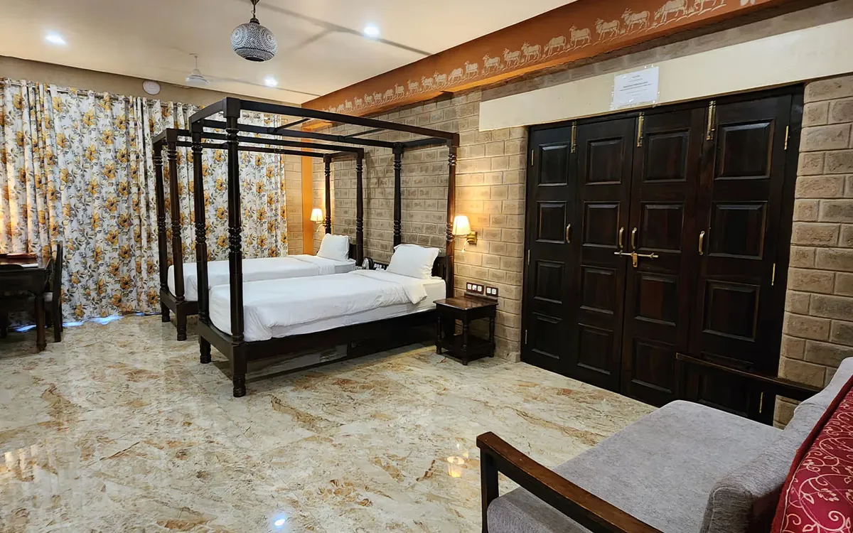 An air-conditioned twin room in Mahavan Cottage at Govardhan Eco Village